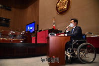 [포토] 의원총회 참석한 송영길 민주당 대표가