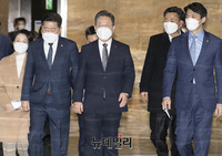 [포토] 의원총회장 향하는 이재명 민주당 대선후보