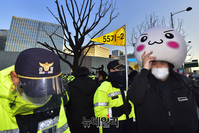 [포토] 일베 캐릭터 '베충이' 탈 쓰고 자영업자 총궐기대회 등장한 참가자