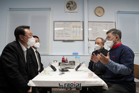 [포토] 운동권 출신 함운경 씨 만난 윤석열