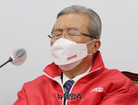 [포토] 눈을 감고 있는 김종인 국민의힘 선대위원장