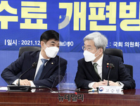 [포토] 대화 나누는 고승범 금융위원장과 김병욱 정무위 간사