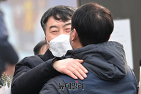 [포토] 양경수 민노총 위원장과 포옹 하는 이석기