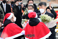 [포토] 꽃다발 받는 이석기