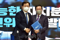 [포토] 박홍률 전 목표시장에 임명장 수여하는 송영길 민주당 대표