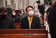 [포토] 성탄절 앞두고 명동성당 찾은 윤석열