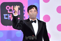 [포토] KBS연예대상 정성윤 "여러분 반가워요"