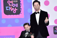 [포토] KBS연예대상 김재원·김이준 "행복한 주말되세요"