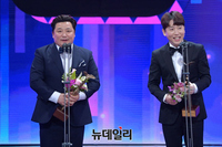 [포토] KBS연예대상 윤정수·남창희, 엔터테인먼트DJ 수상