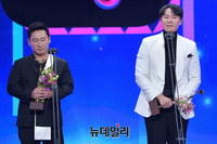 [포토] KBS연예대상 이승윤·연정훈, 쇼 버라이어티 부문 우수상