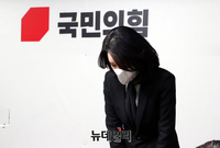 [포토] 입장문 발표 전 인사하는 김건희 씨