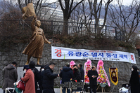 [포토] 유관순 열사 서거 100주년 기념동상 찾은 시민들