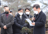 [포토] 김근태 전 열린우리당 의장의 10주기 행사 찾은 이재명 후보