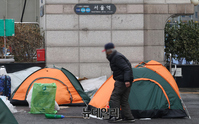 [포토] 서울역 광장에 마련된 코로나 노숙인 수용 텐트
