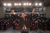 [포토] 손들어 인사하는 윤석열 국민의힘 대선 후보