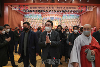 [포토] 충북 구인사서 불교 신자들과 인사 나누는 윤석열 후보