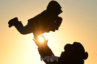 [포토] 임인년 새해 첫 일출, 추억 남기는 시민들