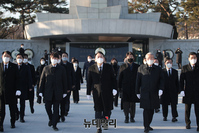 [포토] 임인년 첫 날 현충원 참배하는 윤석열 대선후보