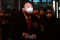 [포토] 증권시장 개장식 입장하는 윤석열 대선후보