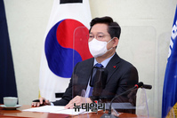 [포토] 文 대통령 신년사 지켜보는 송영길 대표