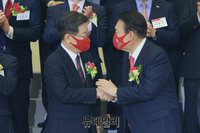 [포토] 악수나누는 이재명·윤석열