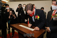 [포토] 방명록 작성하는 이재명 대선후보