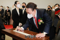 [포토] 방명록 작성하는 윤석열 대선후보