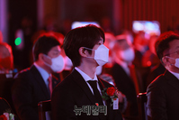 [포토] 개인 투자자 대표로 개장식 참석한 샤이니 온유