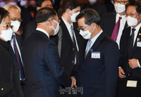 [포토] 경제계 신년인사회서 만난 홍남기-김동연