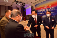 [포토] 참석자들과 인사 나누는 오세훈 서울시장