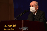 [포토] 2022시민사회 신년회서 축사하는 김진현 이사장