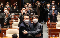 [포토] 포옹하는 윤석열·이준석 '갈등 봉합'