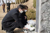 [포토] 윤보선 전 대통령 내외 묘소 찾은 안철수 후보