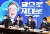 [포토] 선대위 회의 참석한 윤호중 민주당 원내대표