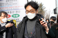 [포토] '대장동 사건' 첫 재판 후 법원 나서는 정민용