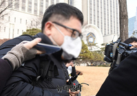 [포토] 대장동 사건 첫 재판...법원 나서는 정영학 회계사