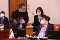 [포토] 대화 나누는 박주민·장제원