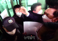[포토] 검찰 방호직원들에 끌려 나오는 김기현 국민의힘 원내대표
