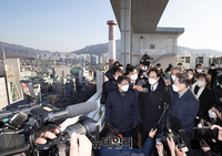 [포토] 노후 아파트 단지 살펴보는 이재명 후보