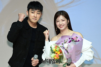 [포토] 첫 싱글앨범 '가라 그래' 정다경·손호준, 화이팅