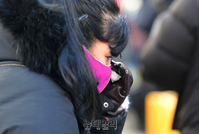 [포토] 故이병철 추도사에 눈물 닦는 김사랑 씨