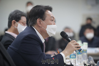 [포토] 경남 마산 봉암공단 기업협의회 간담회 참석한 윤석열