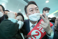 [포토] 퇴길길 부산 서면에 등장한 윤석열