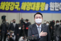 [포토] 신해양강국 비전선포식서 국민의례하는 윤석열 후보
