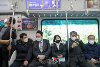 [포토] 동해선 광역전철서 시민과 대화나누는 윤석열 후보