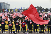 [포토] 대형깃발 율동과 기접무 하는 전국민중행동
