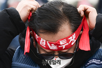 [포토] 민중총궐기, 단결 투쟁 머리끈 매는 시위자