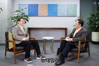 [포토] 경제·사회 분야 주제로 대담 갖는 이재명·박용만