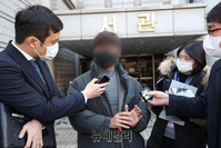 [포토] 법원 나서는 대장동개발 실무 작업자 한모 씨... 이분 보호해야 합니다