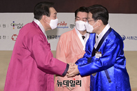[포토] 악수나누는 이재명·윤석열